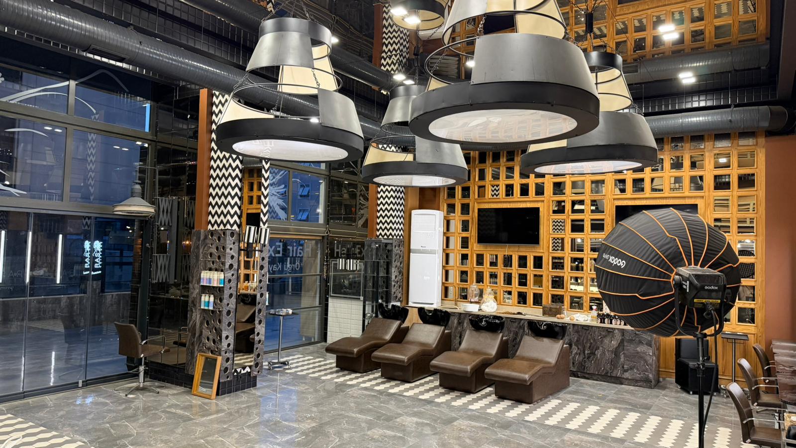 Örgü Kaynak Genel Merkezi salon içi