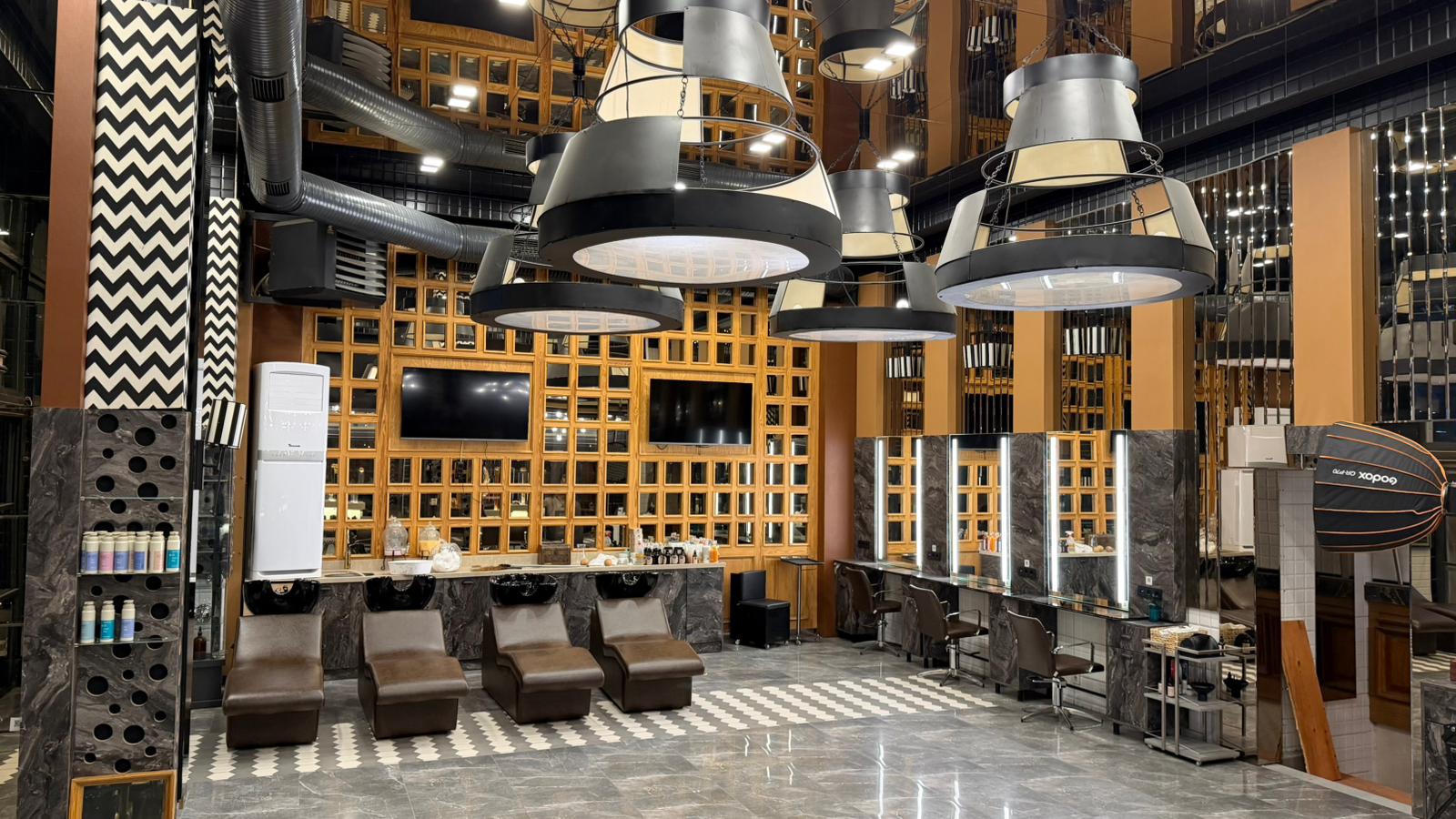 Örgü Kaynak Genel Merkezi salon içi