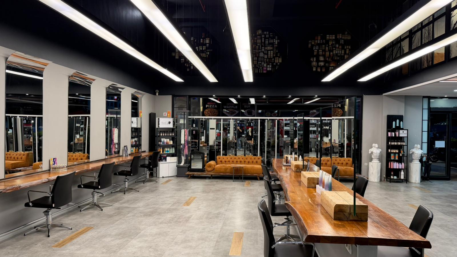 RAS Kuaför Atakent geniş salon içi — kuaför istasyonları ve bekleme alanı
