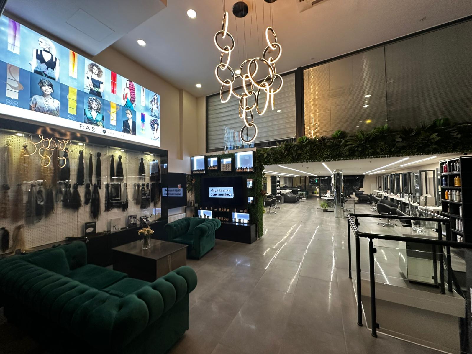 RAS Kuaför Vadi İstanbul salon içi — bekleme alanı ve saç perde vitrini