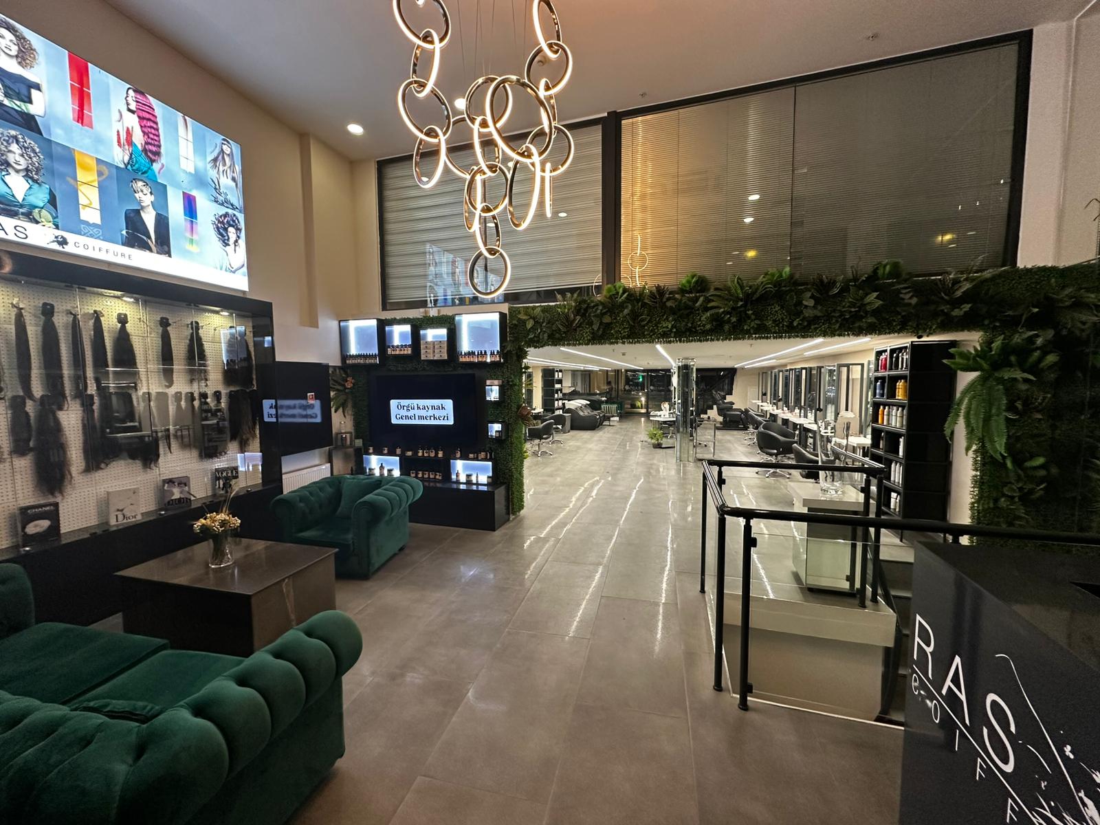 RAS Kuaför Vadi İstanbul ürün vitrini ve bekleme alanı