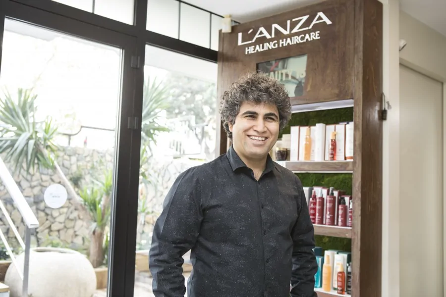 Rıdvan Bayar, L'Anza ürün standı yanında portre